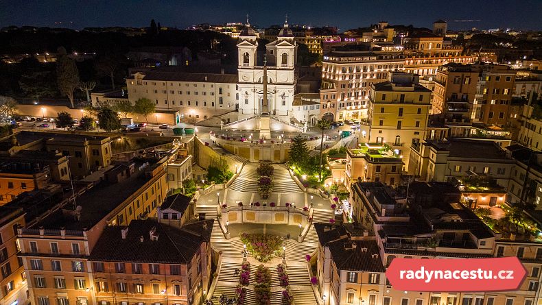 Noční pohled na slavné Španělské schody v Římě