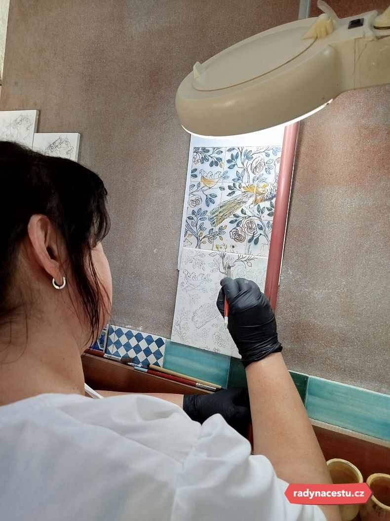 Malování kachliček chce velkou zručnost