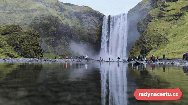 Cestovatelé Radynacestu obdivují vodopád na Islandu