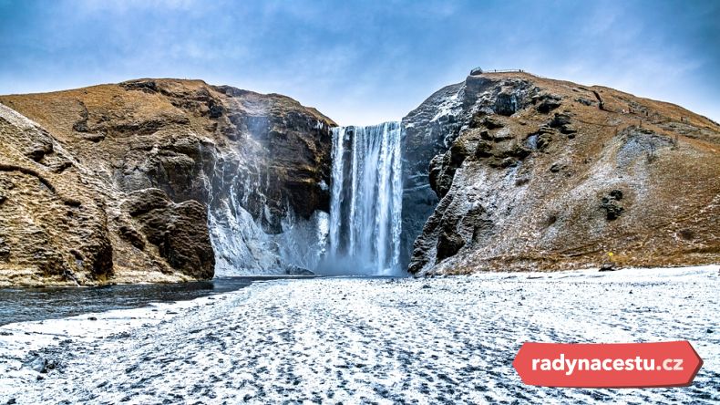 Výhled na Skógafoss vodopád