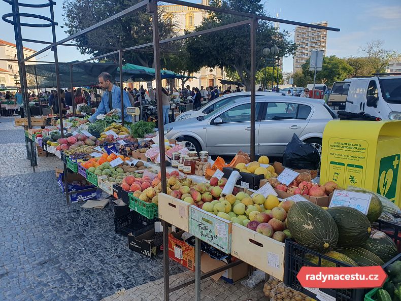 Nákupy čerstvého ovoce mezi místními obyvateli Fara