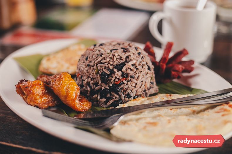 Typická kostarická snídaně, v níž nechybí rice and beans
