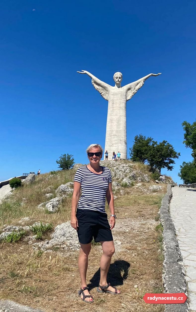 Průvodkyně Iva se sochou