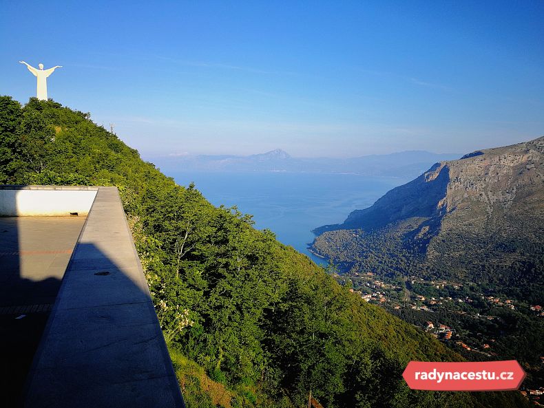 Socha váží přes 400 tun