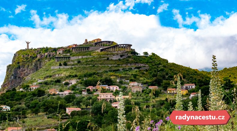 Na vrcholu Monte San Biagio byl původně vztyčen kovaný železný kříž 