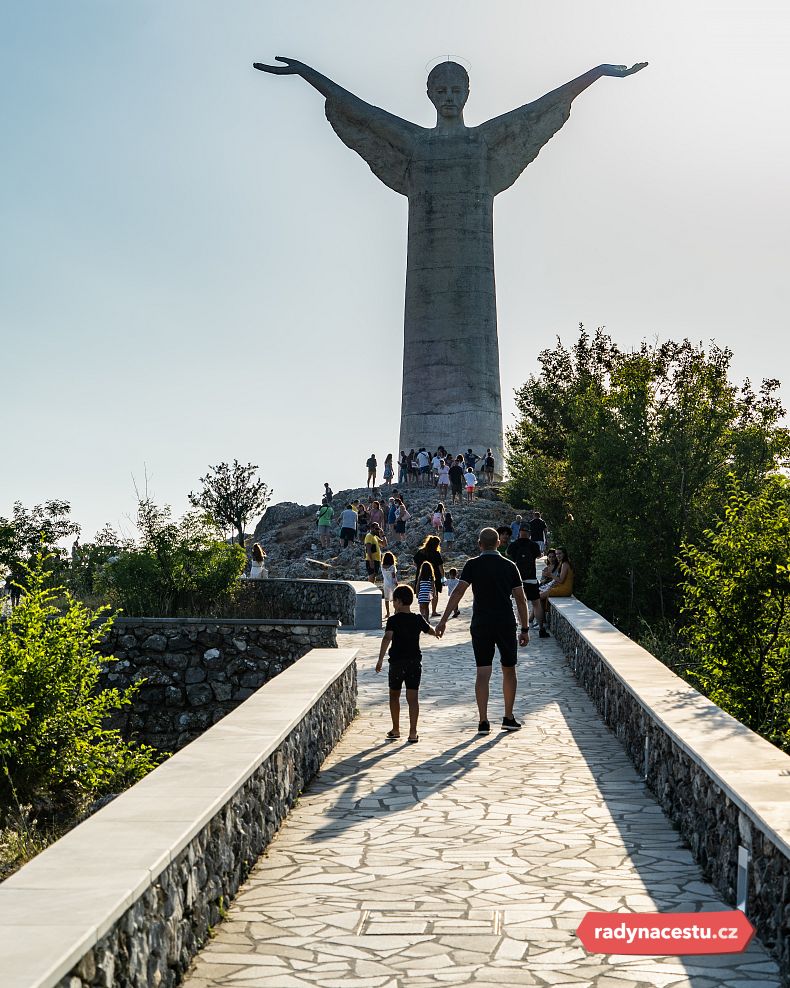 Socha se stala cílem poutníků