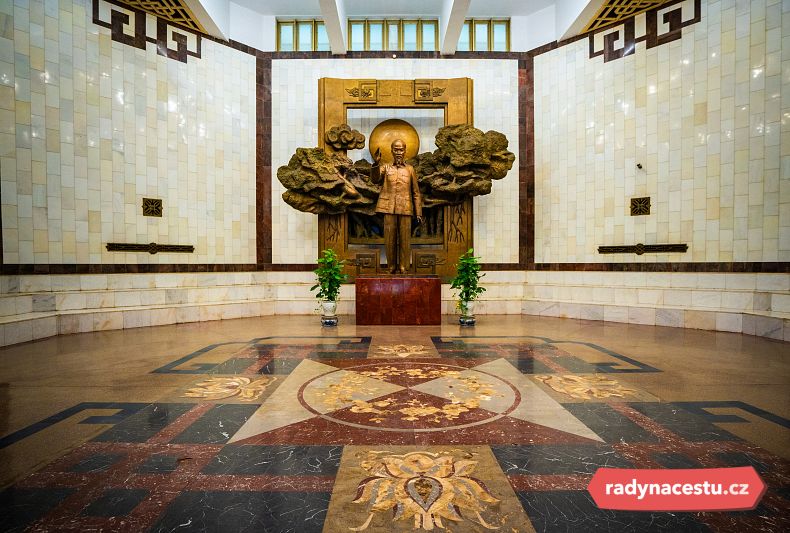 Uvnitř se nachází bronzová socha