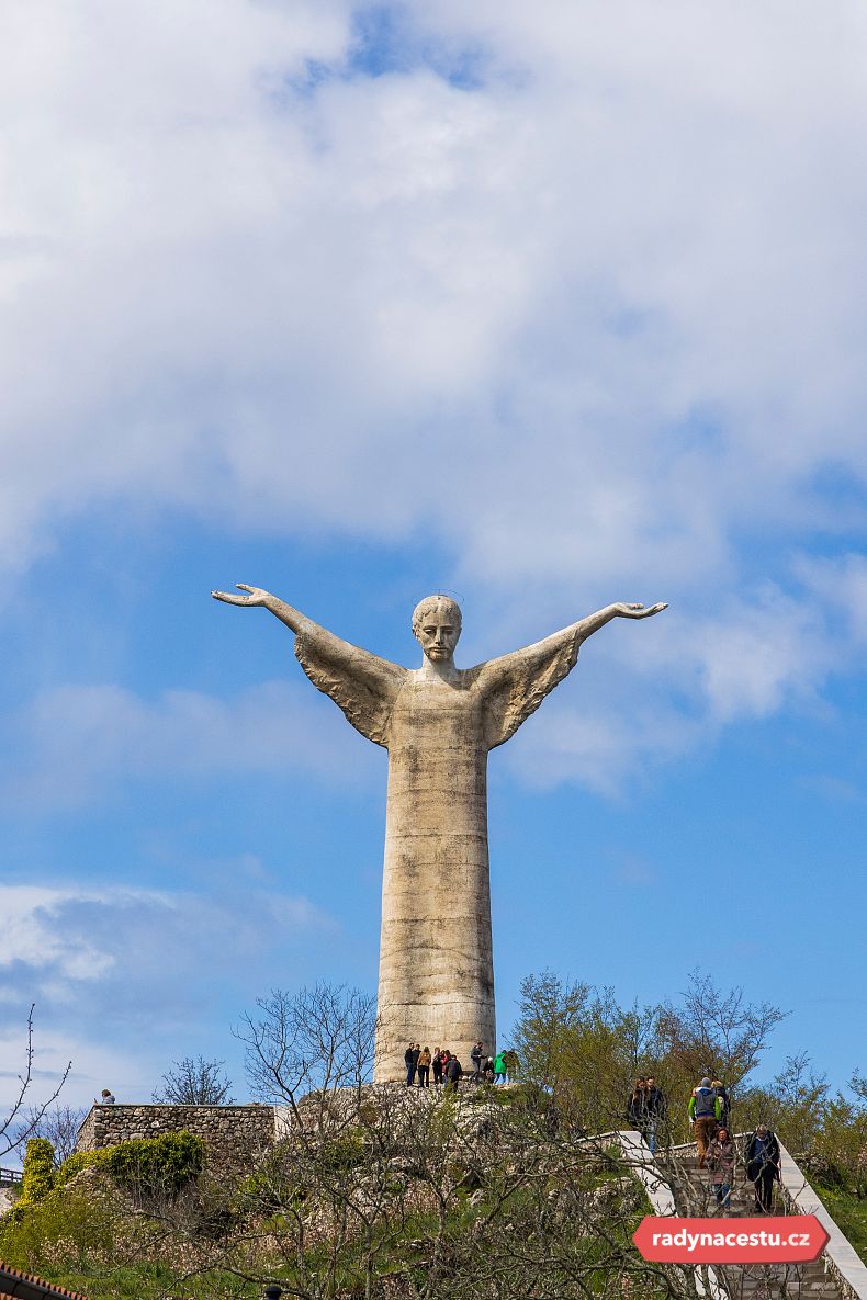 Byla založena nadace na péči o sochu