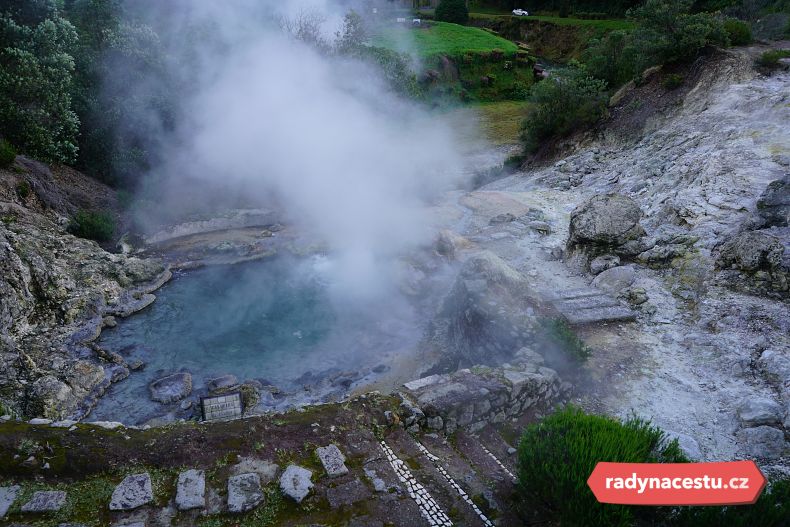 Kouřící fumaroly vás přivítají silným sirným zápachem