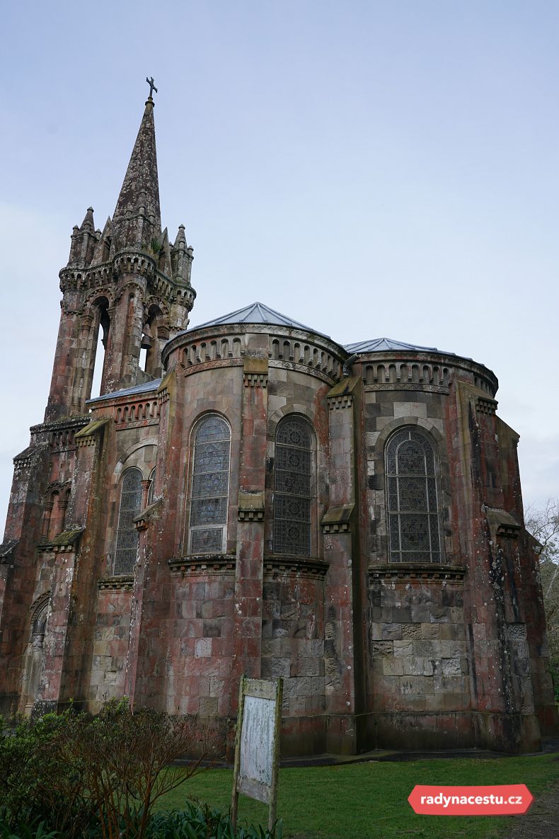 Novogotická kaple Nossa Senhora das Vitórias zdobí břeh kráterového jezera Furnas