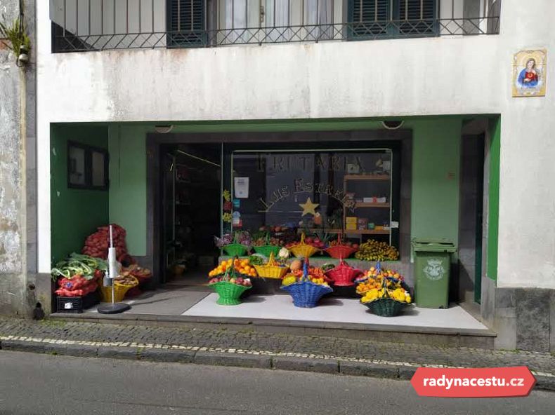 Ve Furnasu můžete ochutnat také čerstvé azorské ovoce