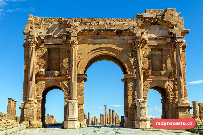 Oblouk Trajan - římské ruiny ve městě Timgad