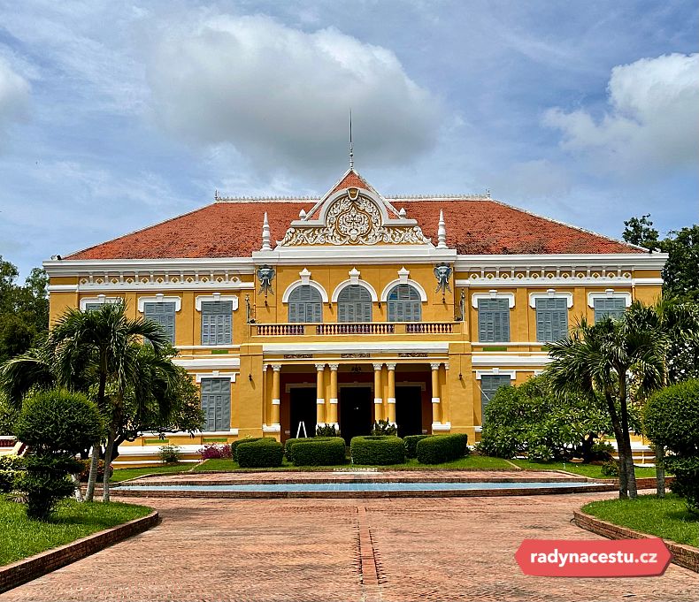 Městem se prolíná směsice různé architektury