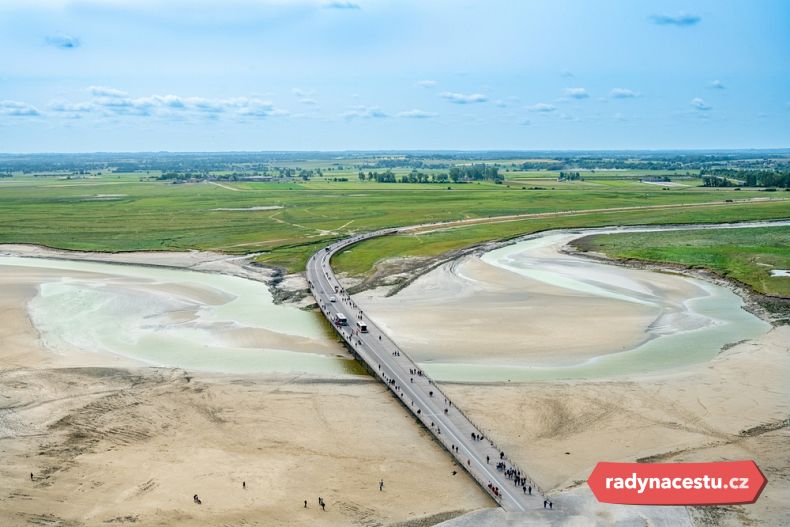 K opatství se vydejte po hrázi