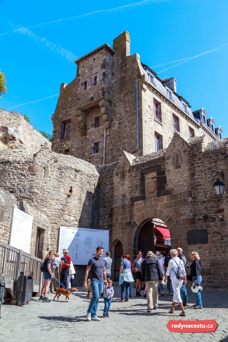 Vstupte hlavní bránou