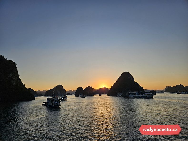 Západ slunce na Ha Long Bay