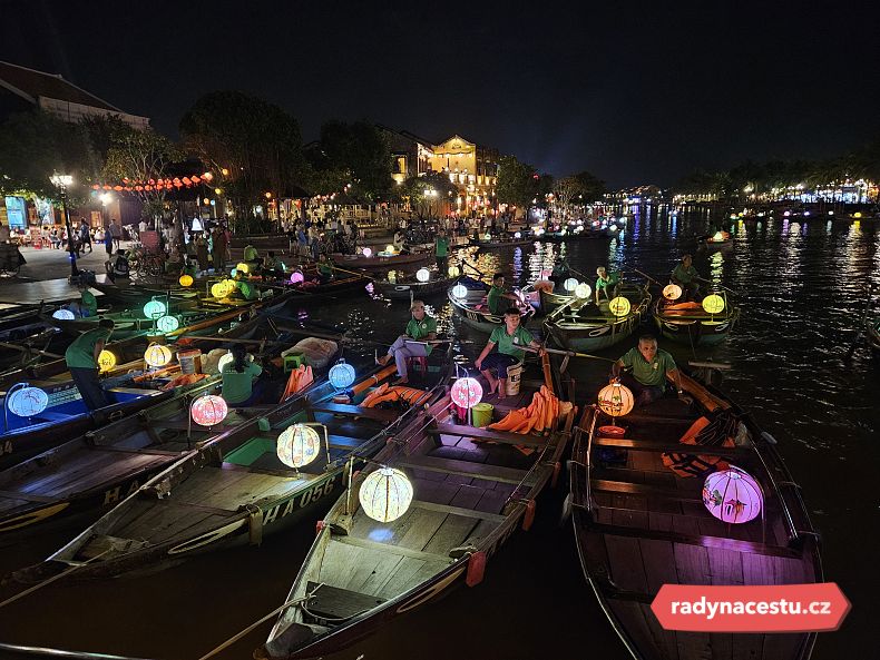 Lodičky v Hoi Anu tvoří úžasnou atmosféru