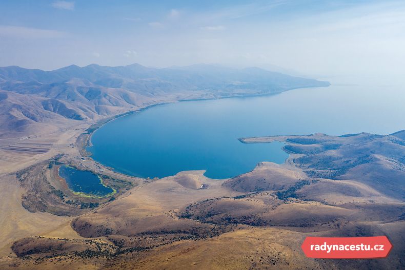 Pohled na jezero Sevan z hory Artanish