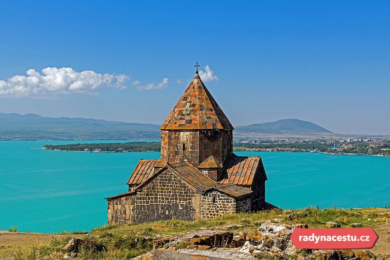 Výhled na jezero Sevan a klášter Sevanavank v národním parku Dilijan
