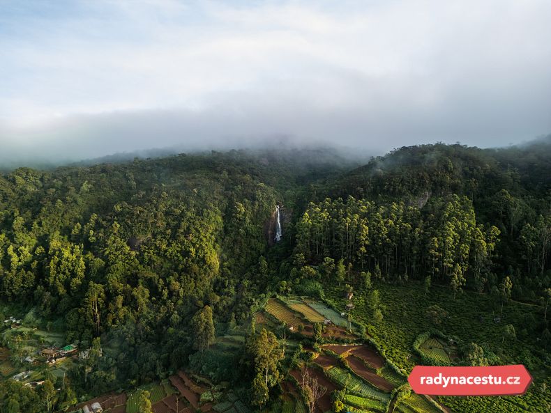 Vodopády obklopené mlžnými lesy a terasovitou zemědělskou půdou ve vysočině Nuwara Eliya