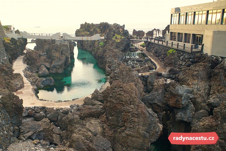 Bazénové komplexy jsou plně vybavené - nechybí restaurace, kavárna, šatny, sprchy ani lehátka