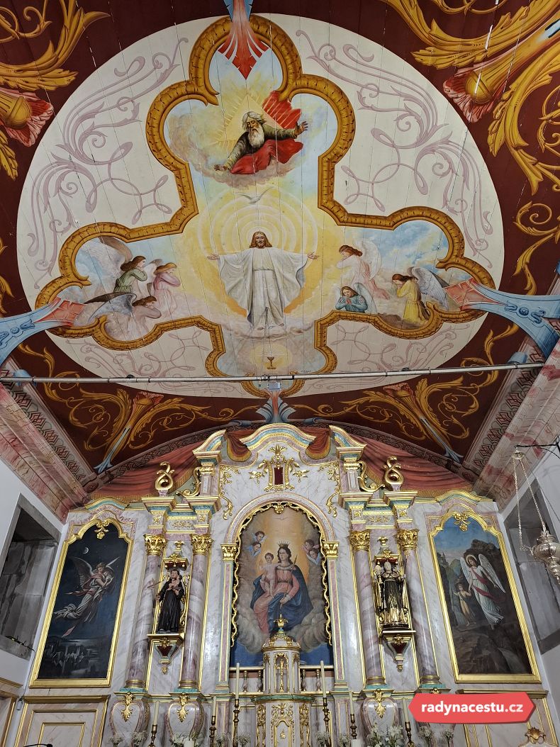 Bohatě zdobený interiér místního kostela