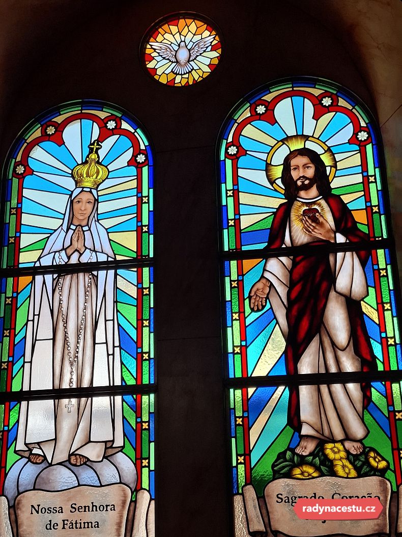 Nádherná vitrážová okna místního kostela