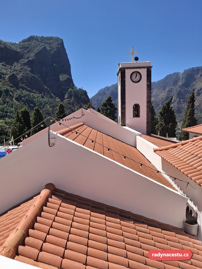 Kostel Igreja de Nossa Senhora do Livramento - duchovní centrum vesnice Curral das Freiras
