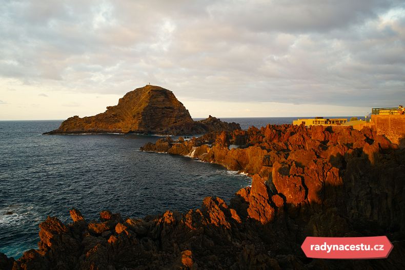 Na přilehlém ostrůvku Ilhéu Mole stojí malý maják, který je napájený solární energií
