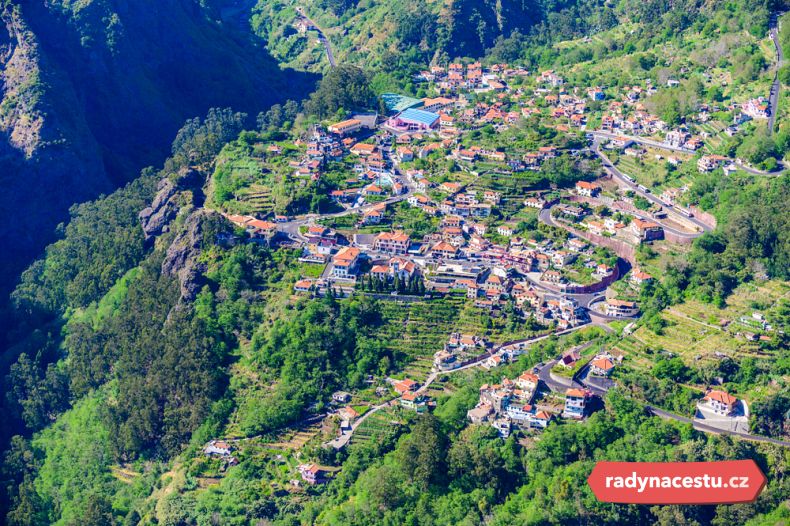 Takový pohled na údolí se vám naskytne z vyhlídky Eira do Serrado