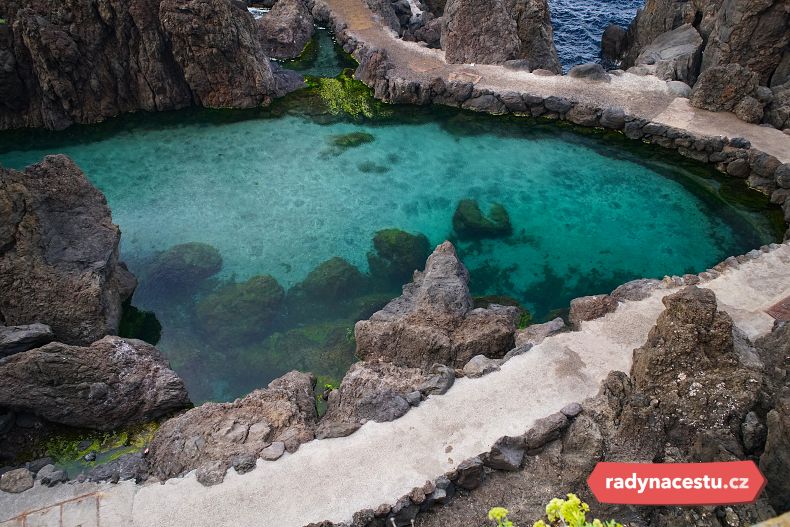 Voda v bazénech mívá teplotu v rozmezí 20 až 24 °C a je zpravidla o kousek teplejší, než volný oceán. Společnost vám mohou dělat i drobné ryby.