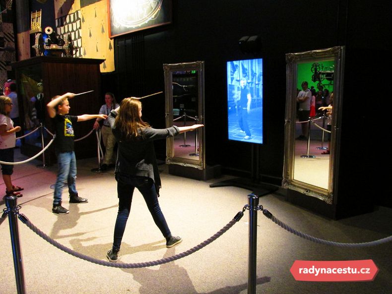 Naučte se čarovat kouzelnými hůlkami ve studiu Harryho Pottera