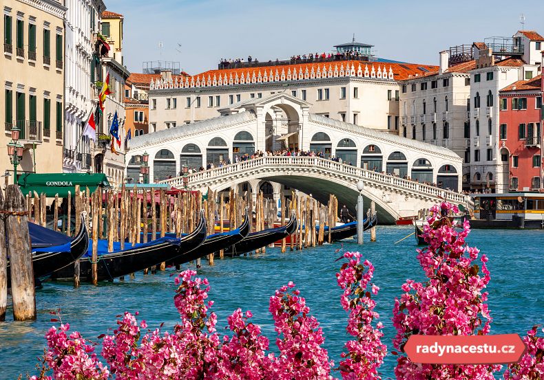 Most Rialto na jaře v Benátkách