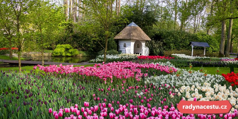 Panoramatický výhled na malebné zahrady Keukenhof