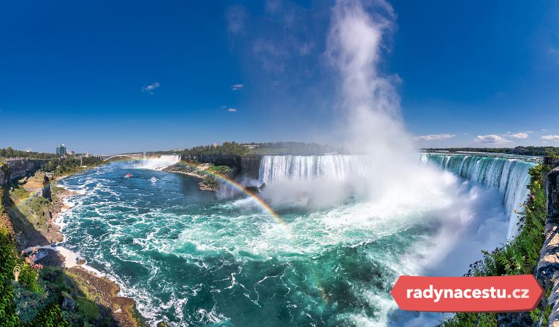 Výhled na Niagarské vodopády v Kanadě