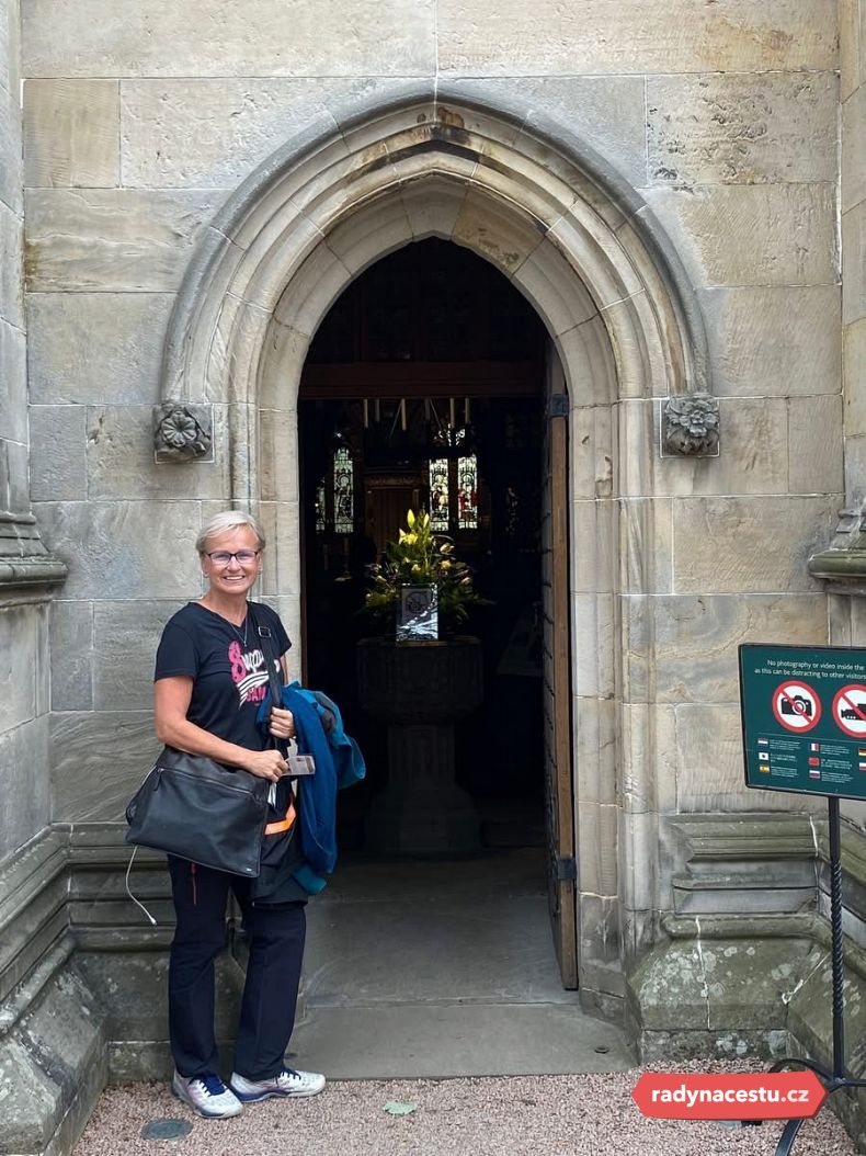 Průvodkyně Iva před kaplí, jejíž pilíře údajně skrývají hudbu