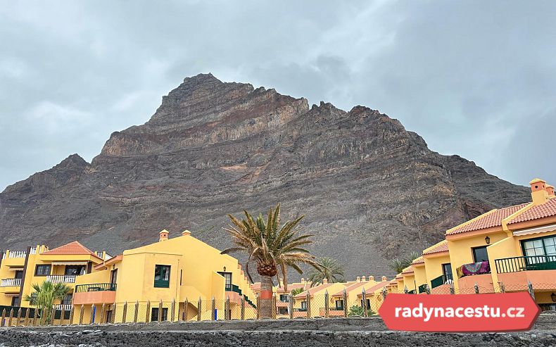 Příjemné ubytování téměř na pláži a s panoramatickými skalami za zády