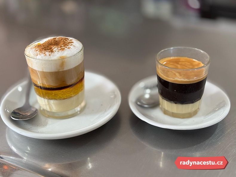 Tradiční kanárské sladké kávy s kondenzovaným mlékem