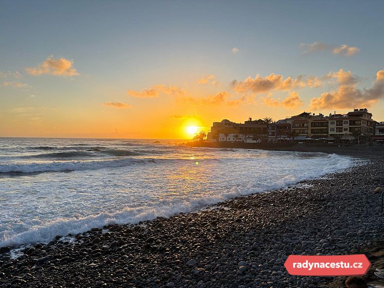 Překrásné západy přímo na pláži před hotelem