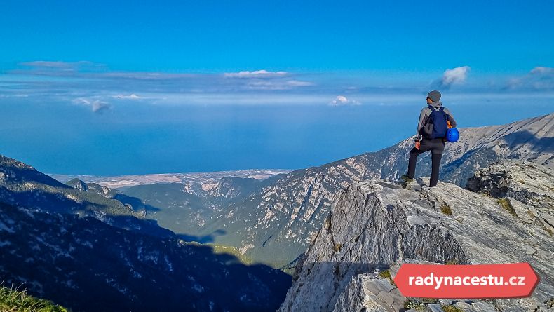 Muž na vrcholu hory Skala, jedním z hlavních vrcholů pohoří Olymp