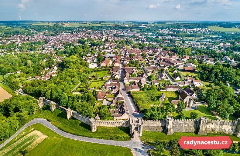 Provins je nádherné středověké městečko dosud obehnané původnímu hradbami