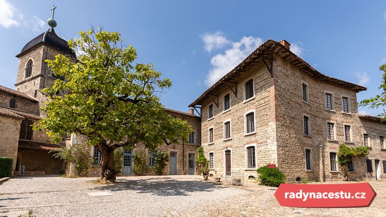 Uličky a náměstí ve středověkém městečku Pérouges zvou k návštěvě