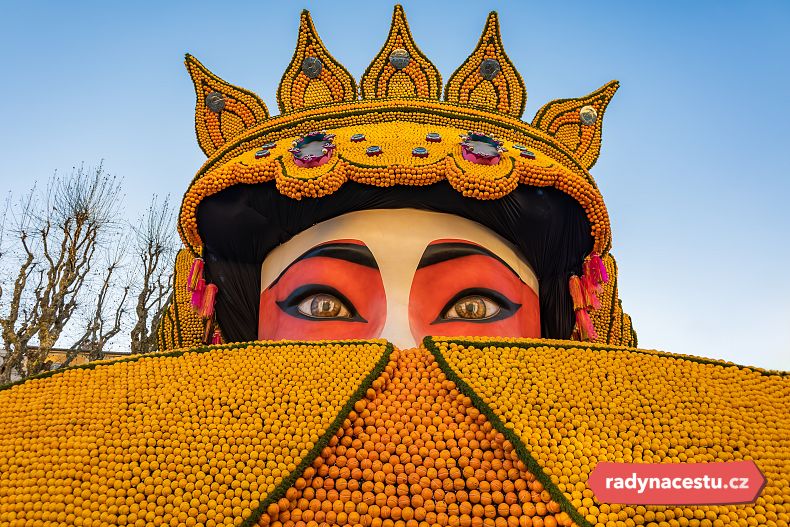 Festival citrůsů v Mentonu každoročně přináší pohled na důmyslné sochy i alegorické vozy