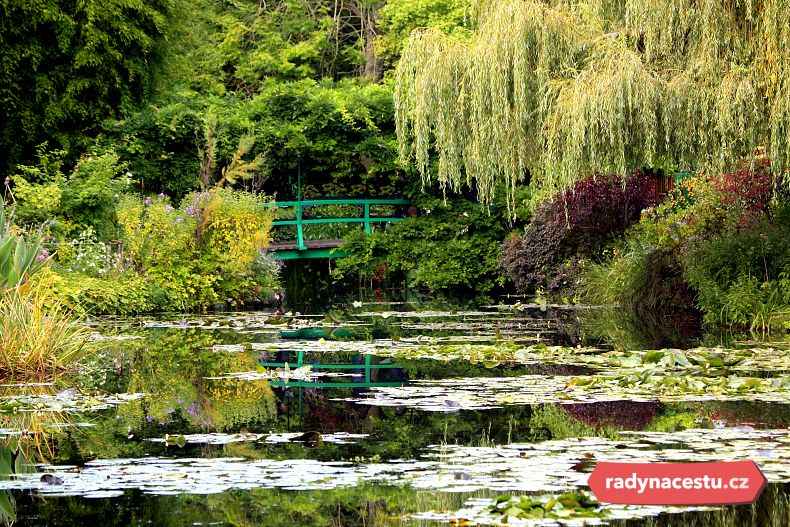 Slavný japonský mostek a jezírko s lekníny z Monetova obrazu v Giverny