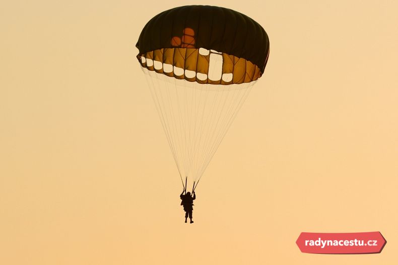 Parašutista u mosteckého přechodu La Fière