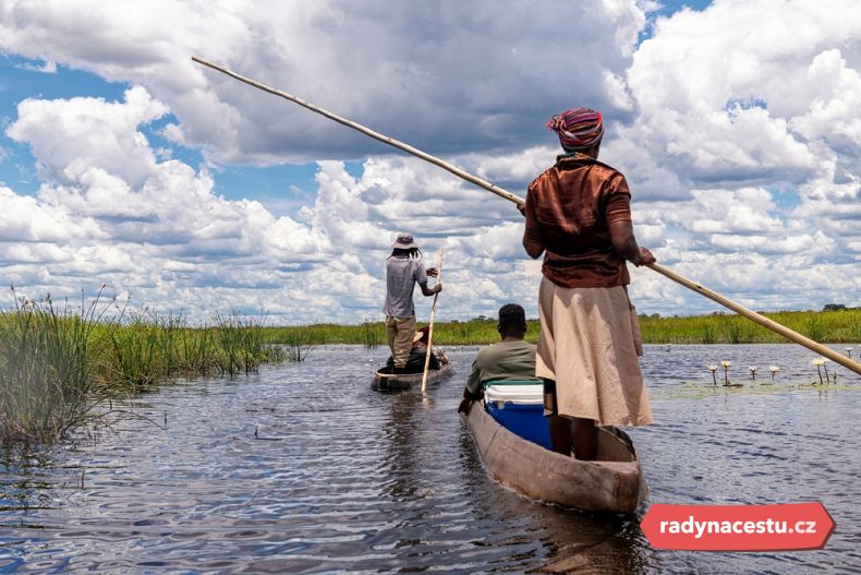 Tradiční kánoe mokoro v deltě Okavanga, Botswana