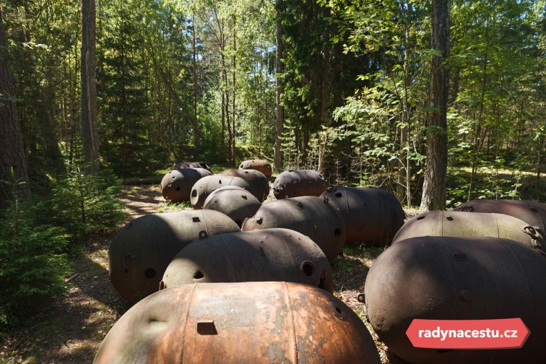 Staré podvodní námořní miny z druhé světové války na ostrově Naissaar v Estonsku