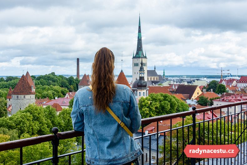 Vyhlídková plošina Patkuli v estonském Tallinnu s panoramatickým výhledem na středověké věže historického centra