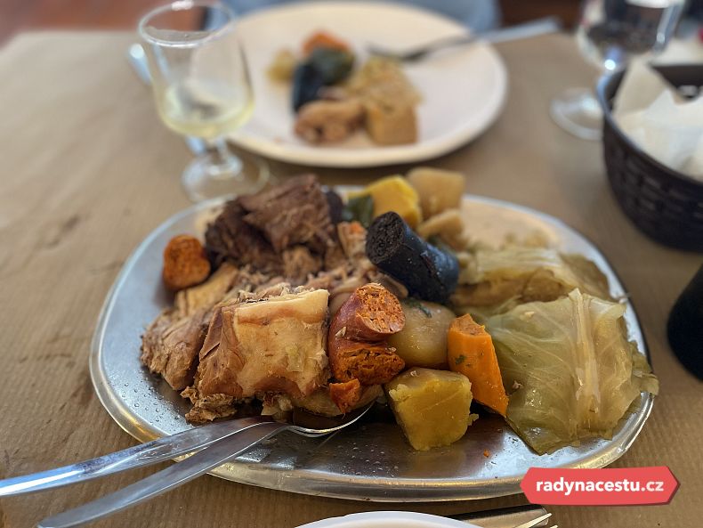 Cozido uvařené v krtincích ve Furnas