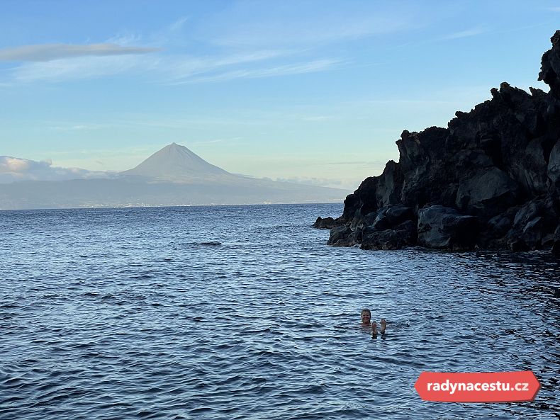Ranní koupačka v oceánu